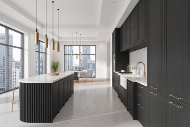 Bar tezgahı, ahşap yemek dolabı, beton zeminde yemek masası ve sandalyeleri olan lüks, beyaz ve siyah bir ev mutfağı. Bangkok gökdelenlerinin panoramik penceresi. 3B görüntüleme