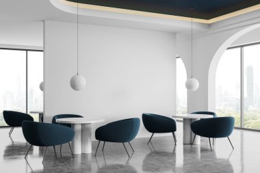 Koyu mavi sandalyeli, beyaz masalı ve kolye lambalı modern bir kafe. Büyük pencerelerden görünen parlak şehir manzarası. 3B Hazırlama