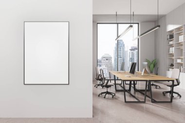 Bilgisayarların olduğu modern çalışma odası masaları, beton zemin. Raflı iş yeri, gökdelenlerde panoramik pencere. Bölümdeki tuval posterini taklit et. 3B görüntüleme