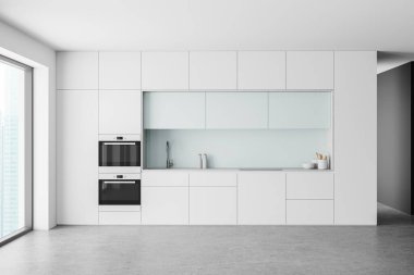 Zarif beyaz dolapları, dahili aletleri ve büyük bir penceresi olan minimalist modern mutfak. Temiz ve parlak iç tasarım, çağdaş evler için mükemmel. 3B Hazırlama