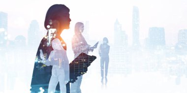 İş kadını siluetleri birlikte çalışıyor, şehrin gökdelenlerini iki kez gösteriyor. Ekip dijital cihazlar kullanıyor. Çevrimiçi iletişim, konferans ve ağ kavramı