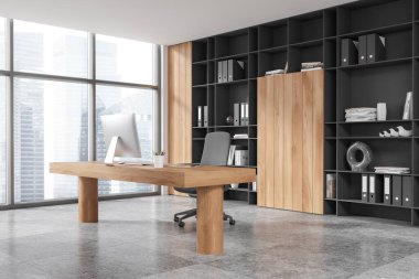 Geniş bir ahşap masa, ergonomik sandalye ve büyük pencerelerden görülebilen şehir manzaralı organize raflar, üretkenlik ve odaklanma kavramına sahip modern ofis alanı. 3B Hazırlama