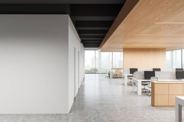 Geniş pencereli, ahşap aksanlı ve boş duvarlı modern açık ofis alanı. Birlikte çalışma, iş ve ofis içi kavramı. 3B Hazırlama