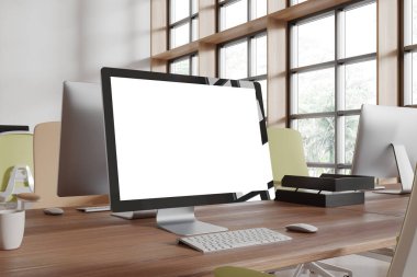 Ofis içi iş yerinin iç görünümü bilgisayar, klavye, masadaki fare gibi boş ekranlar. Panoramik pencere. Web sitesi, pazarlama ya da iş ilanı. 3B görüntüleme