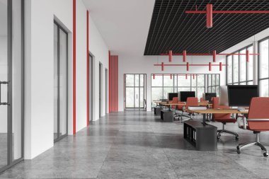 Kırmızı aksanlı modern açık uzay ofisi, geniş pencereli masalar ve bilgisayarlar. İş ve iş birliği kavramı. 3B Hazırlama