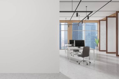 İçerideki bilgisayarlarla birlikte çalışma sıralardaki masalarda, parlak beton zeminde. Gökdelenlerin panoramik pencereli minimalist işyeri. Boş duvar bölmesini düzenle. 3B görüntüleme
