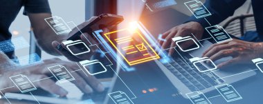 Akıllı telefon ve bilgisayar kullanan iki iş adamı, belge yönetim sistemi ve iş dosyaları depolama, arama ve paylaşma. Elektronik veritabanında takım çalışması kavramı