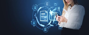 Akıllı telefondan çalışan iş kadını, dosya çemberleri ve simgeleriyle sanal hud ekranı. Kişisel ya da iş bilgilerinin depolandığı yer. Küresel veritabanı kavramı, çevrimiçi ve elektronik belgeler