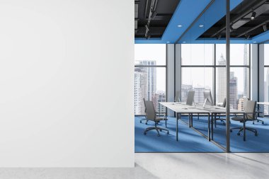Bilgisayarları, mavi koltukları ve sıralı masaları, beton zemini olan şık bir ofis. Bangkok 'ta panoramik pencereli renkli çalışma alanı. Boş duvar bölmesini düzenle. 3B görüntüleme