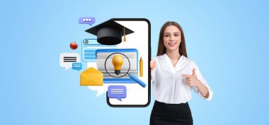 İş kadını parmakları akıllı telefonun boş ekranını, ampulü, web pencerelerini ve mezuniyet şapkasını gösteriyor. Çevrimiçi öğrenim, eğitim, internet ve iletişim kavramı