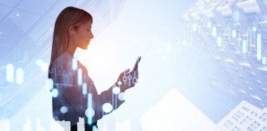 İş kadını profili telefon, borsa dinamikleri ve Forx şamdanları kullanıyor. Şehir gökdelenleri iki kat açıkta. Çevrimiçi ticaret, mali analiz ve para yatırımı kavramı