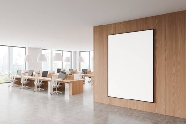 Ahşap duvarında boş çerçeveli poster olan modern açık uzay ofisi. Şehir manzaralı büyük pencereler. İş konsepti. 3B Hazırlama