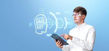 İşadamı parmak dokunuşu tableti, sanal asistanı olan yapay zeka sohbet robotu hologramı. Mesaj, ikon, vites ve çip içeren konuşma baloncukları. Makine öğrenme ve teknoloji kavramı