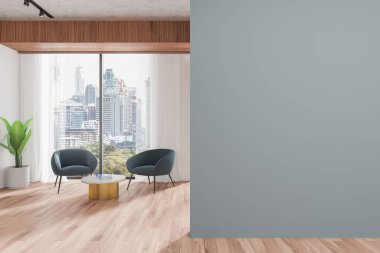 Ahşap zemini, iki sandalyesi, bir sehpası ve bir bitkisi olan modern bir ev. Sağdaki bölme duvarı. Şehir manzarası geçmişi. İç tasarım kavramı. 3B Hazırlama