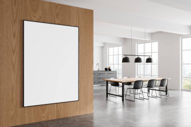 Ahşap bir duvarda boş bir poster çerçevesi, arka planda büyük pencereleri olan büyük bir masa ve sandalyelerin yer aldığı modern bir yemek alanında. İç tasarım kavramı. 3B Hazırlama
