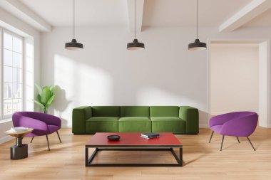 Yeşil bir kanepe, mor sandalyeler ve ahşap bir zeminde kırmızı bir masa içeren modern oturma odası tasarımı. Büyük pencerelerden gelen parlak doğal ışık. 3B Hazırlama