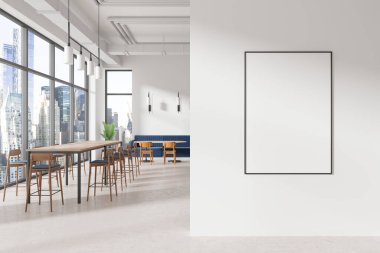 Beyaz kafenin içinde sıra sıra sandalyeler ve masalar var. Şık bir restoran, kanepe ve bitkilerle dolu bir yer. New York gökdelenlerinin panoramik penceresi. Bölüme afiş asın. 3B görüntüleme