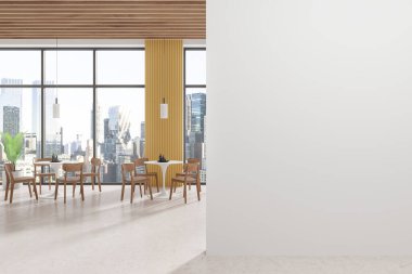 Şık bir restoranın içinde sıra sıra sandalye ve masalar, beton zemin döşemeleri. Bangkok gökdelenlerinde panoramik pencereli rahat bir kafe. Boş duvar bölmesini düzenle. 3B görüntüleme