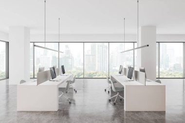 Çalışma istasyonları, minimalist tasarımı olan modern açık uzay ofisi, şehir manzarası arka planını gösteren geniş pencereler. Çağdaş çalışma alanı kavramı. 3B Hazırlama