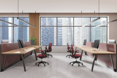 Büyük pencerelerin önünde masaları, sandalyeleri ve bilgisayarları olan çağdaş açık ofis alanı bir şehir manzarası sergiliyor. İç tasarım konsepti. 3B Hazırlama