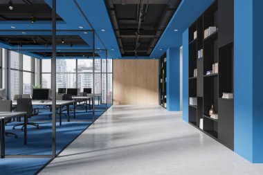 Samimi mavi iç mekan, sıralardaki bilgisayarlarla birlikte çalışıyor. Renkli ofis işyeri ve süslemeli raf. Bangkok gökdelenlerinin panoramik penceresi. 3B görüntüleme