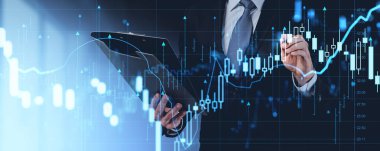 Forx borsa hologramı, yükselen çizgiler ve istatistiklerle birlikte grafik grafiği olan sanal ekrana dokunan adam. Para yatırımı, risk yönetimi ve analizi kavramı