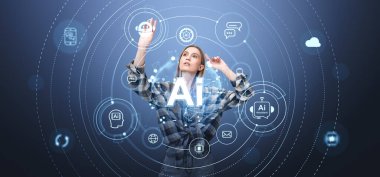 Kadın parmağı, makine öğrenme simgeleriyle parlayan yapay zeka hologramına dokunuyor. Yapay zeka, bilgi işleme ve sanal asistan kavramı