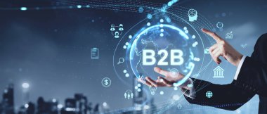 İşadamı, çeşitli simgeleri ve karanlık bir arkaplanı olan dijital bir B2B kavramına işaret ediyor. İş, teknoloji ve ağ kavramı