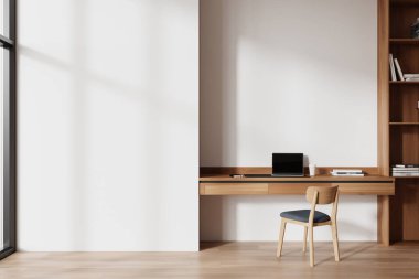 Çalışma alanı, sandalye ve dizüstü bilgisayarı olan ahşap bir masa. Panoramik pencere ve parke zemin. Boş duvar bölmesini düzenle. 3B görüntüleme