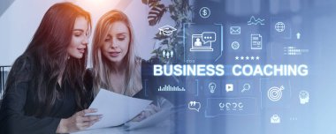 İki iş kadını birlikte çalışıyor, gazete okuyor. Işıldayan iş koçluğu ikonları. Eğitim ya da danışmanlık programı, internet ağı ve e-öğrenme. Geliştirme ve takım çalışması kavramı