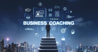 Bir işadamı merdivenlerde duruyor, hologram ikonlarına ve metin işleri koçluğuna bakıyor. Arka plan, iş koçluğu kavramını ve gelecekteki başarılarını aktaran bir şehir manzarası.