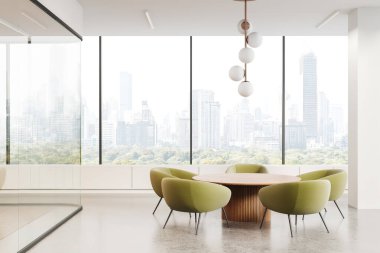 Beyaz konferans masası, yeşil koltuklar, beton zemin. Çekmeceli ve cam odalı buluşma yeri. Bangkok gökdelenlerinin panoramik penceresi. 3B görüntüleme