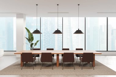 İçinde sandalyeler, kolye ışıkları ve büyük yeşil bir bitki bulunan uzun bir masa olan modern bir ofis toplantı odası. Şehir manzarası geniş pencerelerden görünüyor. İş ve iş birliği kavramı. 3B Hazırlama