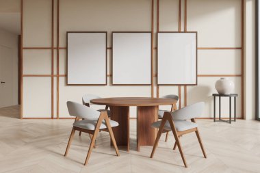 Duvarında üç boş poster, yuvarlak bir ahşap masa, dört sandalye ve bir seramik vazo olan modern yemek odası. İç tasarım konsepti. 3B Hazırlama