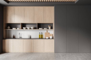 İçinde hafif ahşap dolaplar, mutfak gereçleri ile açık raflar ve koyu bir zemin üzerine kurulmuş beyaz fayanslı arka kaplama bulunan modern mutfak. 3B Hazırlama