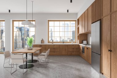 Ahşap dolapları, yemek masası ve şehir manzarasına bakan geniş pencereleri olan modern bir mutfak. Minimalist tasarım ve geniş bir düzen. Çağdaş iç mekan kavramı. 3B Hazırlama