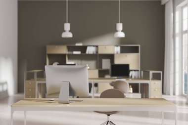 Minimalist tasarımı olan modern açık alan ofis iç mimarisi. Ofiste bir masa üzerinde bilgisayar ve arka planda raflar var, bir iş konsepti yaratıyor. 3B Hazırlama