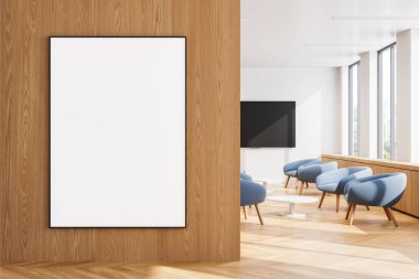 Modern ofis içi. Ahşap bir duvarda boş bir poster, mavi sandalyeler ve açık alan ortamında bir televizyon ekranı. İş birliği kavramı. 3B Hazırlama