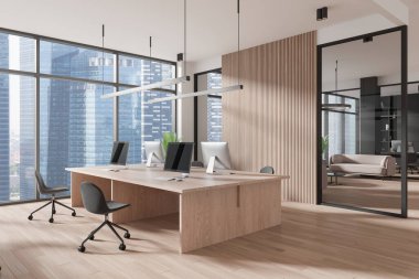 Ofis içi manzarası, ortak masadaki bilgisayar, ahşap zemin. Çalışma alanı ve yönetim kurulu başkanının çalışma alanı dinlenme alanıyla aynı. Singapur gökdelenlerinin panoramik penceresi. 3B görüntüleme