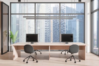 Geniş, modern ofis içi bilgisayar monitörlü ve sandalyeli büyük ahşap bir masa, şehir manzarasına bakan geniş bir pencere zeminine dayanıyor. 3B Hazırlama