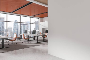 Ofisin içi bilgisayar, turuncu koltuklar ve sıra sıra masalarla dolu. Gökdelenlerde panoramik penceresi olan takım çalışması alanı. Boş duvar bölmesini düzenle. 3B görüntüleme