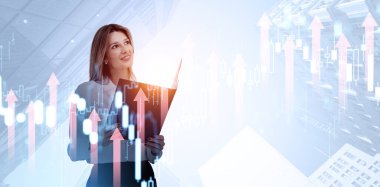 Gülümseyen iş kadını ve çifte maruz kalma. Borsa hologramı, yükselen oklar ve büyüyen şamdanlar. Çevrimiçi ticaret, danışmanlık ve yatırım kavramı