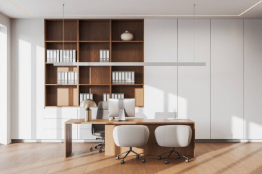 Ahşap mobilyaları, beyaz sandalyeleri ve klasörlerle dolu rafları olan modern bir ofis. Pürüzsüz ve minimalist bir tasarım, parlak ve açık bir uzay konsepti içeriyor. 3B Hazırlama