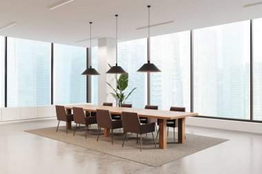 Uzun ahşap masası, sandalyeleri, kolye ışıkları ve büyük pencereleri olan modern bir ofis toplantı odası. Tasarım zarif ve minimalist, şehir manzaralı. 3B Hazırlama