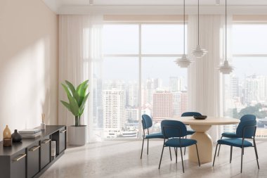 Şehir manzarası olan geniş pencereli geniş modern oturma odası, minimalist mobilyalar, yeşil bir bitki ve yuvarlak bir yemek masası içeriyor. 3B Hazırlama