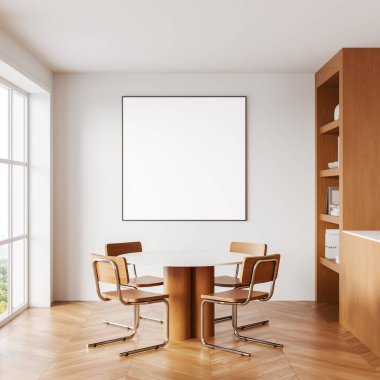 Ahşap mobilyalar ve yuvarlak bir masa ile modern bir iç mekanda beyaz bir duvara boş çerçeveli poster modeli. Büyük pencerelerden gelen parlak, doğal ışık. 3B Hazırlama