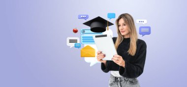 Elinde tablet, ampul, web penceresi ve renkli arka planda mezuniyet şapkasıyla çalışan bir iş kadını. Online eğitim, üniversite ve iletişim kavramı