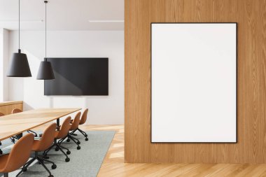 Ahşap bir duvarda boş bir poster, sandalyeli bir konferans masası ve kolye ışıklarının olduğu modern ofis içi. Çağdaş iş konsepti. 3B Hazırlama