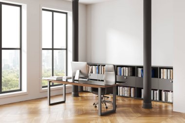 Masası, bilgisayarı, sandalyesi ve kitaplığı olan modern bir ofis. Ahşap zemin ve arka planda şehir manzaralı geniş pencereler. İş yeri kavramı. 3B Hazırlama