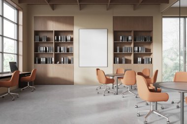 Modern ofis içinde boş bir poster modeli. Yuvarlak masaların etrafında turuncu sandalyeler, klasörlü kitaplıklar. Doğal ışık ile pencere manzarası. 3B Hazırlama